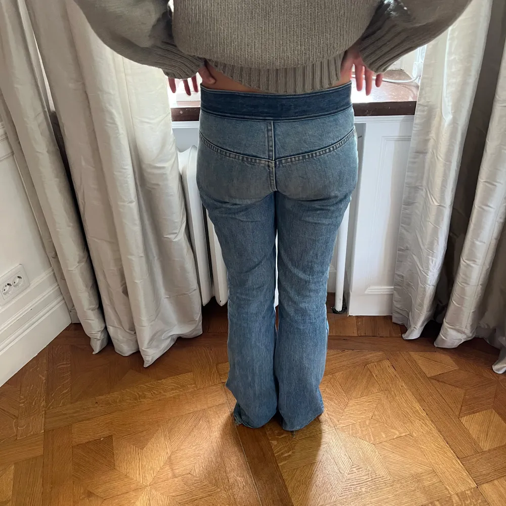 Bootcut Jeanssons går att ha som på bilder eller nervikta innerbenslängd: 85 cm midjemått: 41 cm tvärs över. Slitna längst ned pga längd. Jeans & Byxor.