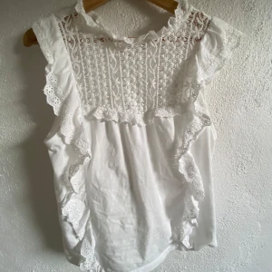 Vit blus  - Säljer en superfin blus då den inte kommer till användning. 💗 Den är i storlek XS men passar mig som vanligtvis när S i kläder. Den har en lite fläck som inte går att få bort, men inget som syns när man använder blusen. 