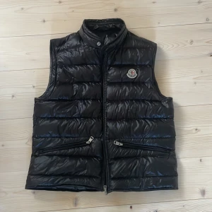Moncler väst - Moncler gui väst i storlek 2, jag skulle säga att den passar 170. Skick 10/10 inga defekter. Det är bara att fråga om du undrar över något.