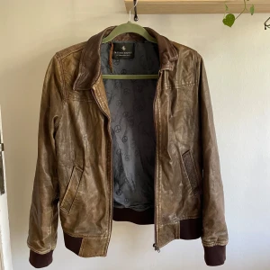 Mörkbrun skinnjacka - Vintage skinnjacka 🤎(står ingen storlek i jackan men jag skulle gissa på M, för referens brukar jag ha strl S)