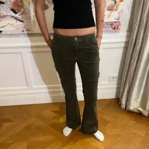 Coola mörkgröna lågmidjade manchesterbyxor, bootcut 