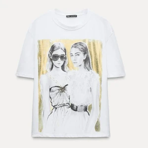 Zara T-shirt  - Säljer min tröja från Zara tröja som har coola detaljer på