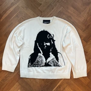 Society de nobodies knit  - Använd så det är lite yellowing och två jätte små fläckar på vänstra armen 