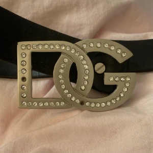 DG bälte - Ett dg bälte men rimestones med svart läder! Saknar två rimesones därför säljs den mycket billigt!💞
