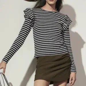 Randig Zara tröja  - Super söt randig tröja från zara! Sparsamt använd 