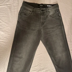 Replay jeans - Säljer mina replay för ett bra pris aldrig använda nypris 1600kr nu för 600kr hör av er för frågor eller funderingar 😊
