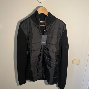 Daniel Hechter Hybridjacka - Daniel Hechter Hybridjacka () Helt ny med dags 10/10 () Storlek M  Nypris 2200kr () Vårt pris 1099⚡️ Vid frågor är det bara att skriva! 