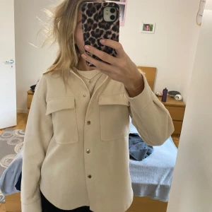 Beige kappa - Säljer denna fina kappan, den har används ett fåtal gånger men det ser man inte! ❤️