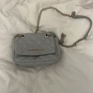 valentino väska - jätte fin valentino väska, säljer för den inte kommer till användning. Köpt på zalando för ca 1000kr 