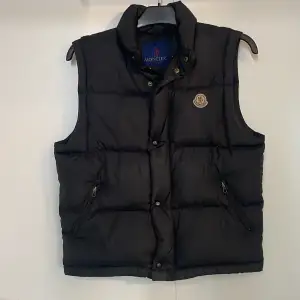 En fet Moncler väst bra nu till hösten, pris kan sänkas vid snabb affär