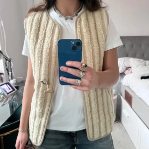 Teddy väst - Najs Teddy väst som tyvärr inte kommer till användning🩵