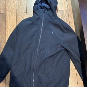 Ralph Laurent windbreaker - Ralph lauren windbreaker köpt från nk. Passar även xs.