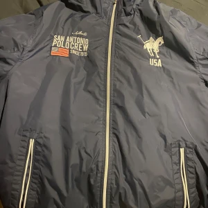 Polo crew höst jacka - Polo crew jacka perfekt till hösten bra kvalitet.