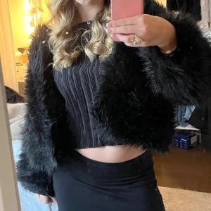 Pälsjacka  - Perfekt pälsjacka nu inför hösten, storlek S 💗