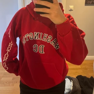 Hoodie med tryck  - Röd hoodie med tryck! Fint skick! ❤️ storlek M men passar mindre och större storlekar också beroende på hur du vill att den ska sitta. 