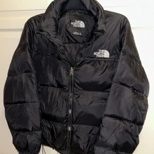 The North Face Jacka - Tja säljer en Svart The North Face jacka, strl M men skulle säga att den sitter som en S, luva i kragen finns. Väldigt fint skick, värmer bra, perfekt till vintern, nypris 2900kr när jag köpte den. Fraktar gärna finns och hämta i Bollebygd annars!