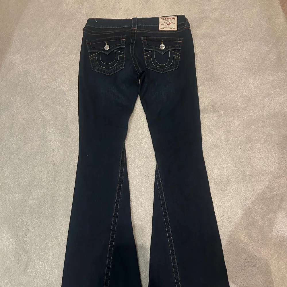 Säljer mina helt oanvända jeans från True Religion. Säljer då jag inte använder dem. De är köpta på Nelly för 1299kr. Skriv om ni har några fler frågor😊. Jeans & Byxor.