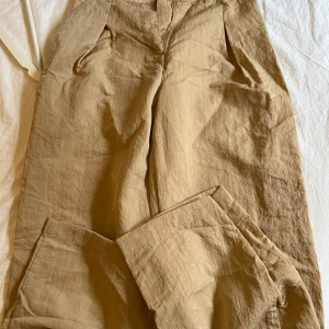 Asos baggy byxor - Beiga baggt byxor använda en gång. Storlek S