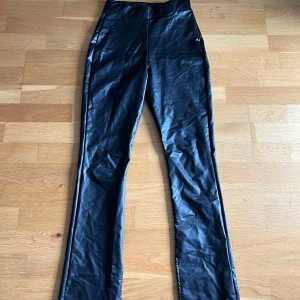 Svarta läderbyxor  - Bootcut läderbyxor, med en slits längst ned