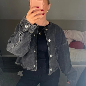 Jeans jacka - Super snygg svart jeans jacka med silver detaljer! Super bra och fin kvalite! ‼️lägg gärna prisförslag‼️