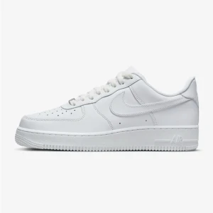 Nike Air Force 1 strl 43 - Säljs pga att de inte används. Det är helt nya i storlek 43