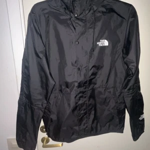 Northface windbreaker/raincoat - Hej, säljer denna fina windbreakern från North Face. Den funkar extremt bra i både regn och vind och är väldigt luftig och bra nu under hösten. Jackan är i storlek S men passar oftast även storlek M. Plagget är i nyskick och använts några få gånger.✅