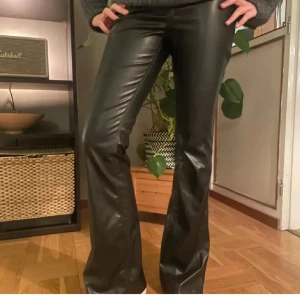 Skinnbyxor - ( inte min bild ) ! Ett par thighta bootcut skinnbyxor från hm som inte längre kommer till användning 💓