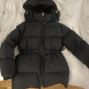 Arket dunjacka med intagen midja - Slutsåld dunjacka från arket i storlek xs, lite stor i storleken skulle jag säga. I väldigt fint skick då den bara använts lite i vintras, så inga defekter alls🤍 köpt för 2290kr hos arket!