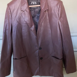 Brun skinnkavaj från Zara - Oversized skinnkavaj i strl XS från Zara. 