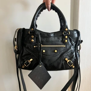 Balenciaga min city bag  - Intressekoll på min otroliga mini city som jag köpte ifrån vestiaire. På 4:e bilden kan man se att det är en av plupparna som saknas men handtaget funkar fortfarande men kan ibland släppa. Går nog enkelt att fixa. 
