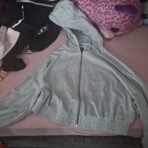 Grå hoodie från H&M Divided - Säljer en grå hoodie från H&M Divided. Den har en dragkedja framtill och en bekväm huva. Perfekt för en avslappnad stil och passar bra till både höst och vår.