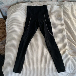 Vinter maya delorez ridbyxor - Säljer svarta maya delorez vinter ridbyxor, dem är lite fodrade. Säljer då dem är för små. Bra skick.