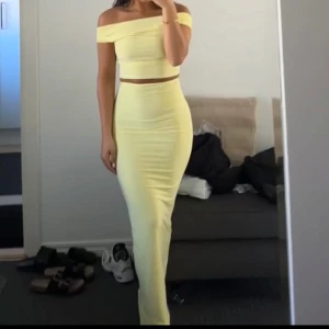 Gult Sett - Aldrig använd. Kjol + topp. Toppen har en djup u-ringning i ryggen.