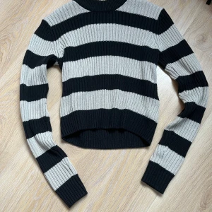 Randig, stickad tröja - Säljer denna randiga, stickade tröjan som är köpt från Lager 157. 💕 Säljer då den inte är min stil längre. Använd några fåtal gånger. Mycket bra skick. 💕