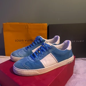 Valentino flycrew - Ett par Valentino flycrews i storlek 42! Jätte bra skick förutom att en nit saknas. Modelen görs inte längre och är extremt eftertraktad. Skorna är köpta nya och box plus två tillbehör ingår! Priset går att pruta. Bara att skriva ifall ni har frågor!