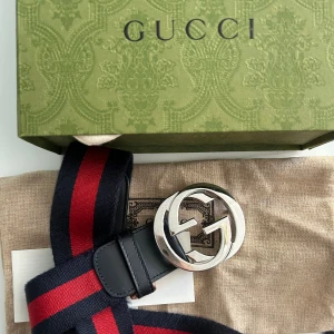 Gucci bälte - Säljer detta Gucci bälte, köpt för runt 5000kr, finns inte kvar längre, inte använts speciellt ofta därav att det säljs, inga synliga defekter, box, två dustbags osv med följer! 