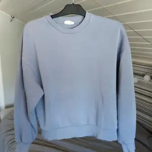 Blå sweatshirt från Gina Tricot i storlek S. Inga defekter eller nopprig.