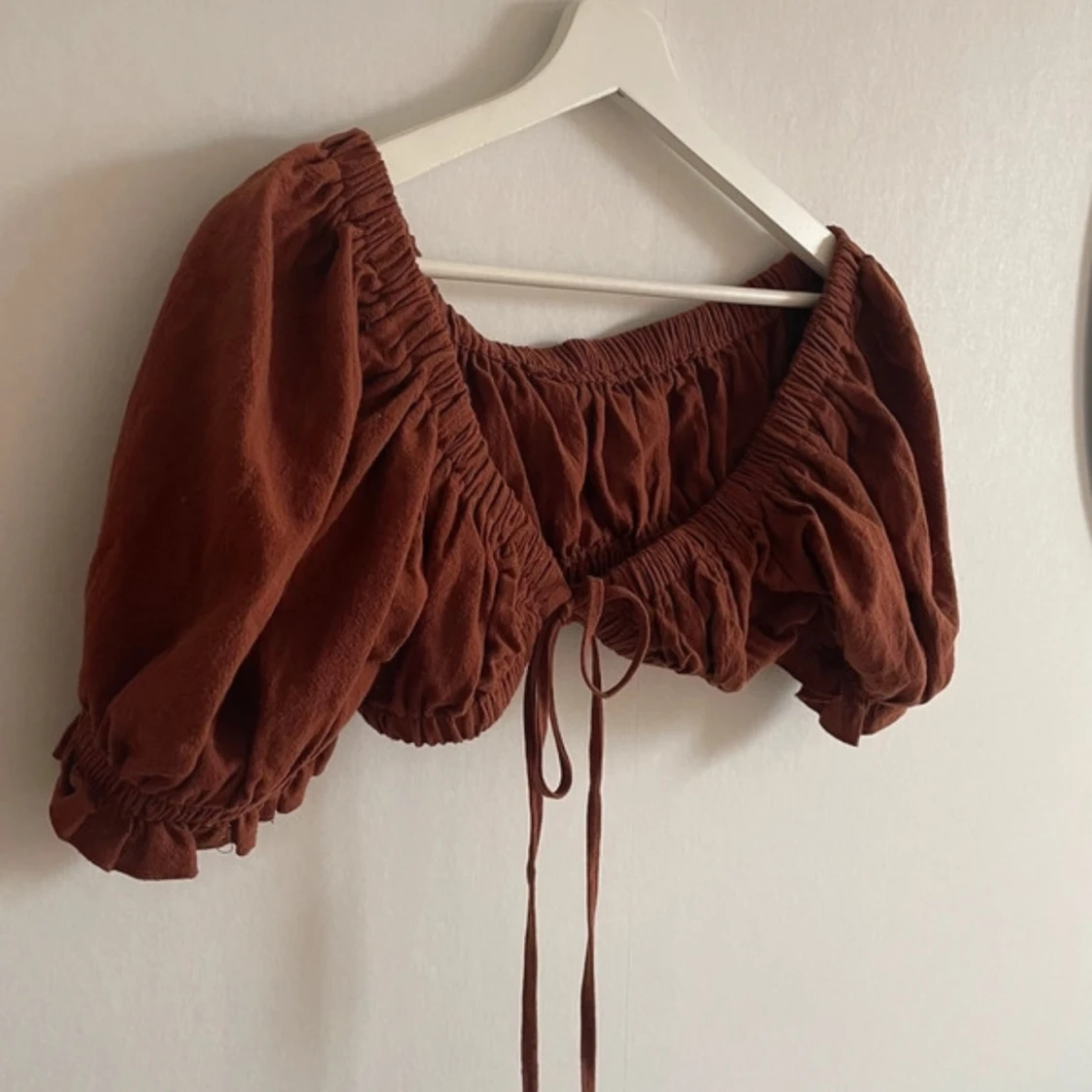 Brun croppad blus med puffärmar - 90