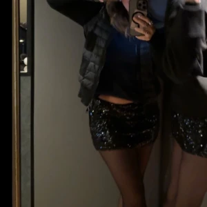 kjol - säljer denna jätte fina kjol använd en gång passar fint till nyår osv❤️