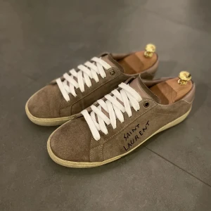 Yves saint laurent/SL06 - Yves Saint Laurent skor i modellen:SL06 Storlek:41 men passar 0,5-1 storlek större. Fint skick, lite slitet mocha vid tårna. Säljer vidare då dem inte passar mig! Kan mötas upp i stockholm!