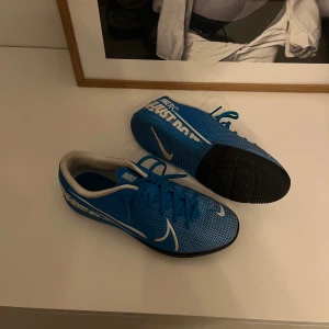 Futsalskor  - Ett par blå inomhus skor eller futsal skor som är för små. Skriv gärna om du har frågor eller vill diskutera pris ☺️