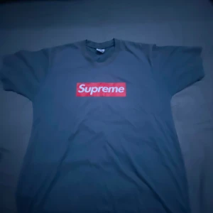 Supreme t shirt - Säljer denna supreme t shirt. Storlek L passar M.aldrig använd och i superbra skick.