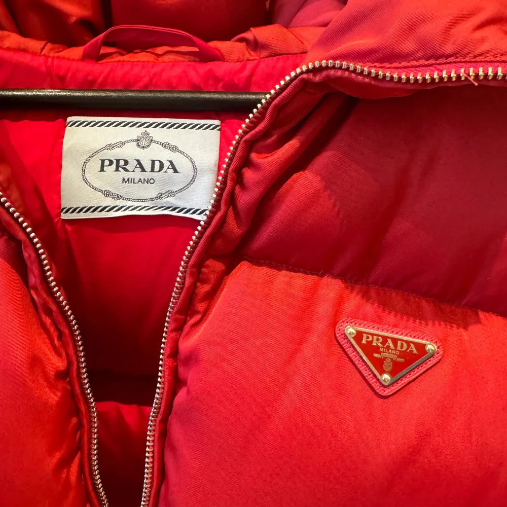 Fantastisk Prada jacka i mörkare röd färg. Som ny! Inköpt i Sthlm på Prada, kvitto finns.  Storlek 38 men passar en 36/38. Jackor.