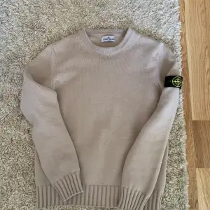 Tvär fet stone island. För liten för mig så det är darför jag vill sälja den. Skick 10/10. Har haft den i typ 6 månader   Storleken är 11-13 år  Priset kan diskuteras i dm