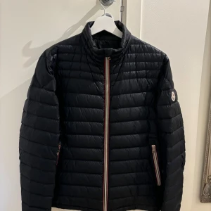 Moncler daniel - Moncler daniel i mycket bra skick. Eftertraktad storlek 3 vilket motsvarar M. Jackan är köpt på mytheresa och tags medföljer!