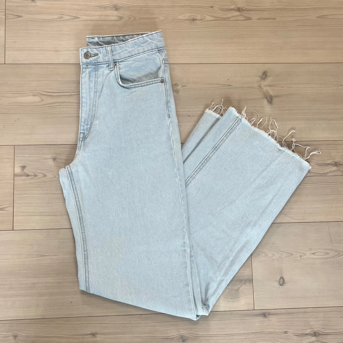 Ljusa jeans med fransiga kanter