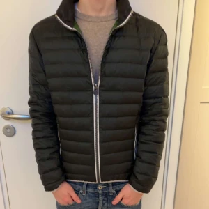 Mörkgrön Colmar jacka - Säljer nu en riktigt fet Colmar jacka🙌 den är i storlek 46 vilken motsvarar s-xs. Jackan är i riktigt bra skick. Denna model säljs inte längre men soldes för 3-4000kr. Jackan är perfekt till hösten🙌 och om du är intresserad av fler bilder eller mått är det bara att höra av sig👍