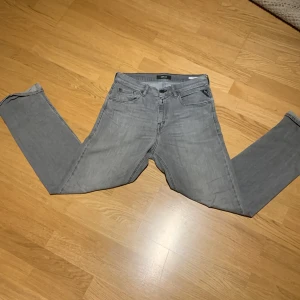 Replay Jeans - Säljer dessa replay jean i storköket 158! Dem är knappt använda utan några som helst problem. Alla typer av bälten passar perfekt. Fickorna är djupa och får plats med alla typer av mobiler! Pris kan diskuteras.