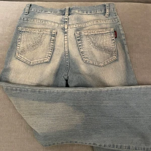 Bootcut jeans  - Snygga ljusblå bootcut jeans som är midrise. Dom är i bra skick, man ser knappt att de är använda. Midjemått 35, midjehöjd 24, innerbenslängd 75.