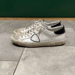 Philippe Models - Säljer nu mina Philippe Models då jag börjar tröttna på dom. Skorna har ett klassiskt utseende i vitt & svart som funkar till allt. Skorna visar lite slitage på höger häl (bild 5). Annars fint skick. Nypris: 3895kr.                                                        Priset kan sänkas lite vid snabb affär!                                                                         Ställ frågor om ni har några.